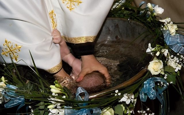 Poliția a deschis dosar penal după MOARTEA bebelușului scufundat integral la botez